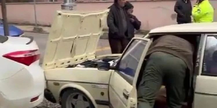 Çaldığı otomobille polisten kaçarken kaza yaptı