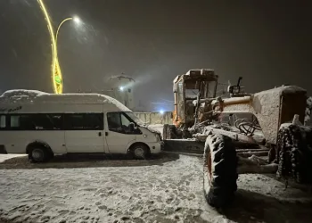 Kaygan yolda duramayan minibüs greydere çarptı