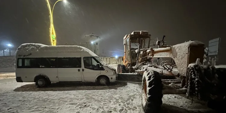 Kaygan yolda duramayan minibüs greydere çarptı