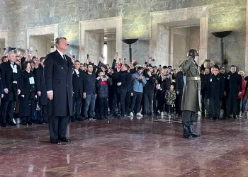 Beşiktaş Başkanı Arat ve beraberindeki heyet, Anıtkabir’i ziyaret etti