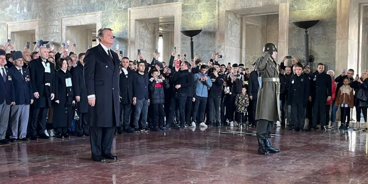 Beşiktaş Başkanı Arat ve beraberindeki heyet, Anıtkabir’i ziyaret etti