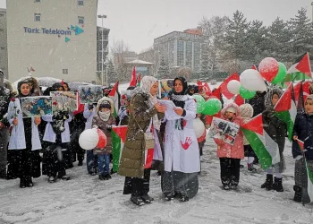 Hekimlerden insanlık adına “sessiz yürüyüş”