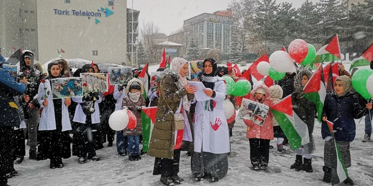 Hekimlerden insanlık adına “sessiz yürüyüş”