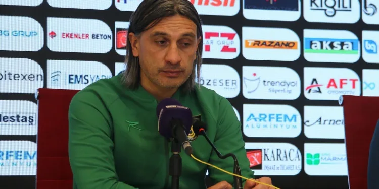 İstanbulspor Teknik Direktörü Hakan Yakın: “Son dakikalarda gol yememiz ve kaybetmemiz üzücü”