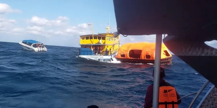 Tayland’da batan feribottaki 70 yolcu son anda kurtarıldı