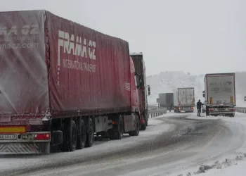 Ardahan’da yollar kapandı, tırlar mahsur kaldı