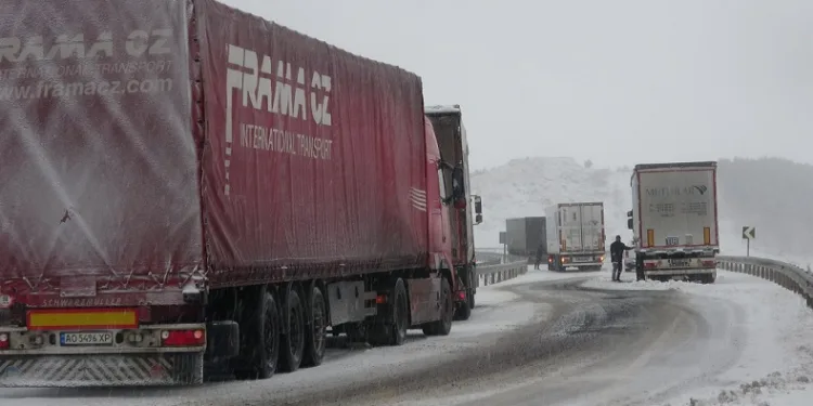 Ardahan’da yollar kapandı, tırlar mahsur kaldı