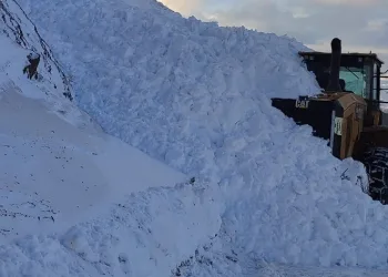 Van’da iş makinesinin üzerine çığ düştü