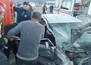 Otomobil kamyonla çarpıştı: 2 yaralı
