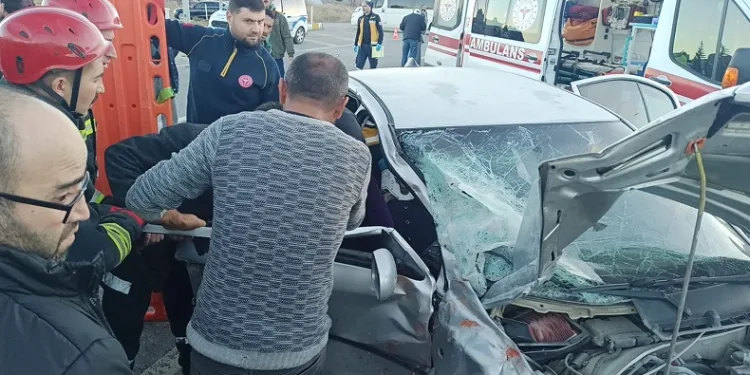 Otomobil kamyonla çarpıştı: 2 yaralı