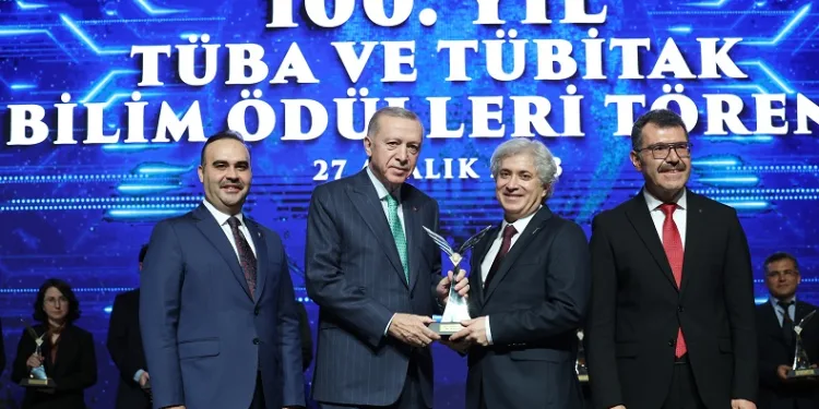 Prof. Dr. Ömer Özkan’a TÜBİTAK Hizmet Ödülü