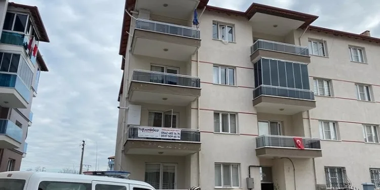 4. kattan düşen öğretmen hayata tutunamadı