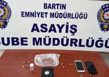 Polisi görünce ağzına bir madde atıp kaçtı, uyuşturucu kullanma aparatını kırarken yakalandı