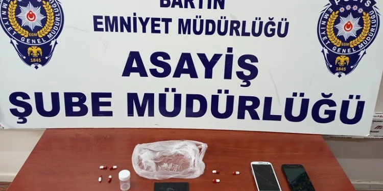 Polisi görünce ağzına bir madde atıp kaçtı, uyuşturucu kullanma aparatını kırarken yakalandı