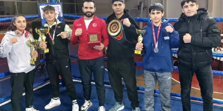 Ağrılı sporcular Muay Thai’de başarıya doymadı