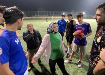 Futbola kadın eli değdi