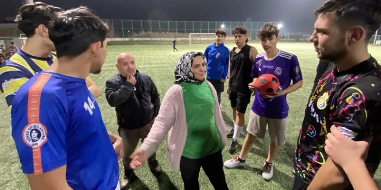 Futbola kadın eli değdi