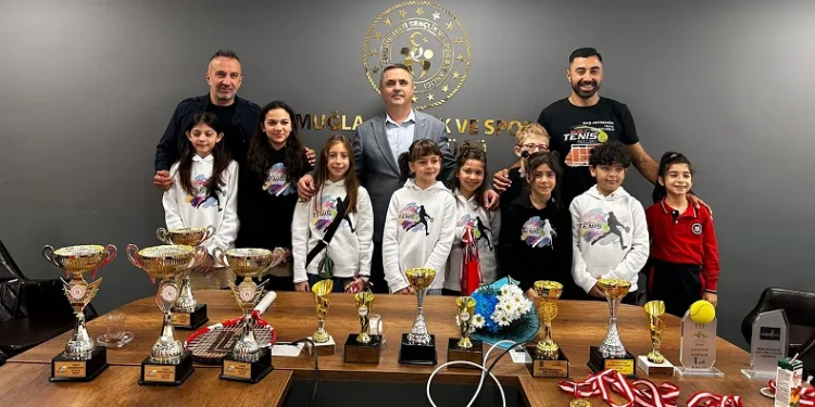 Gençlik Spor Muğla Müdürü Tenis Şampiyonları ile bir araya geldi