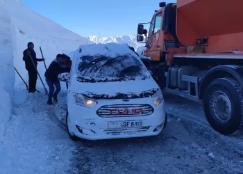 Çığ altında kalan araçlardan biri çıkarıldı