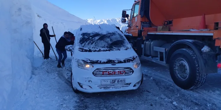 Çığ altında kalan araçlardan biri çıkarıldı