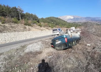 Otomobil şarampole devrildi: 2 yaralı