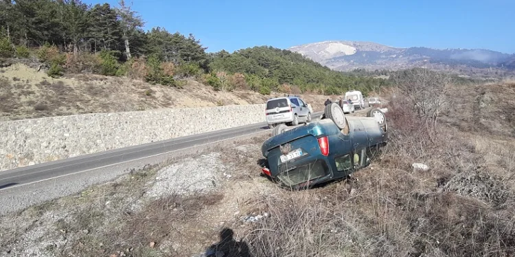 Otomobil şarampole devrildi: 2 yaralı