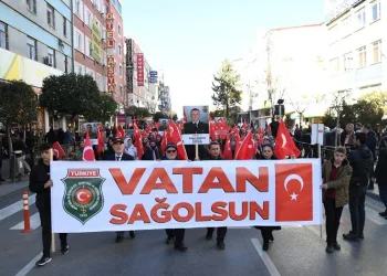 Yüzlerce vatandaş şehitler için yürüdü