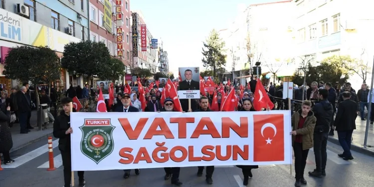 Yüzlerce vatandaş şehitler için yürüdü