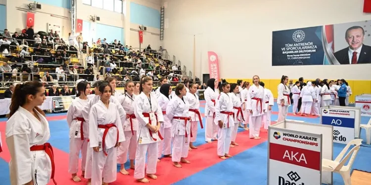2 bin 200 sporcunun katılımıyla Türkiye Karate Şampiyonası Kartepe’de başladı