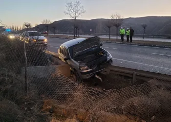 Otomobil yoldan çıkıp bariyere çarptı