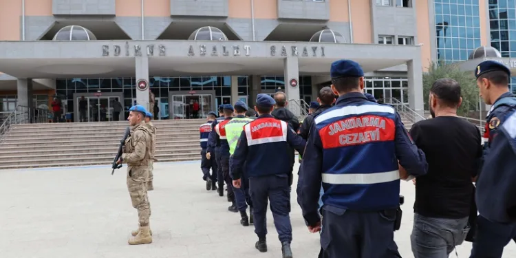 Edirne’de jandarma ekipleri 105 şüpheli şahsı kıskıvrak yakaladı