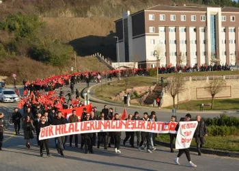 Öğrenciler teröre karşı omuz omuza