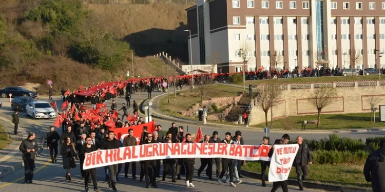 Öğrenciler teröre karşı omuz omuza