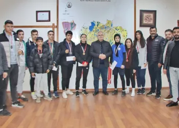 Kozan’da başarılı boksörleri Başkan Özgan ödüllendirdi