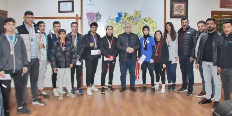 Kozan’da başarılı boksörleri Başkan Özgan ödüllendirdi