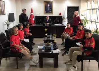Kaymakam İlyas Memiş, başarılı hentbolcuları kabul etti