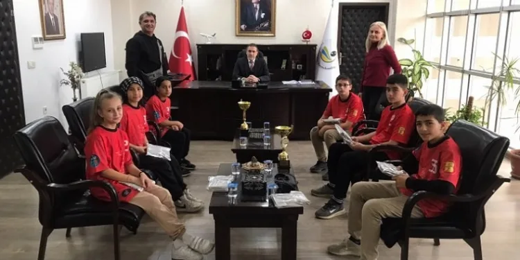 Kaymakam İlyas Memiş, başarılı hentbolcuları kabul etti