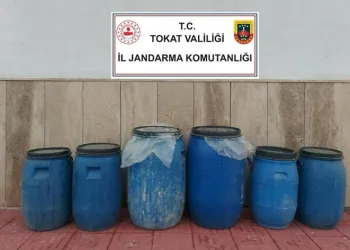 Tokat’ta yılbaşı öncesi 686 litre sahte alkol ele geçirildi