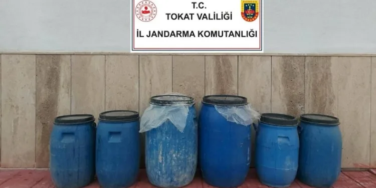 Tokat’ta yılbaşı öncesi 686 litre sahte alkol ele geçirildi