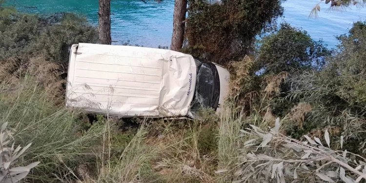Minibüs şarampole yuvarlandı; 7 yaralı