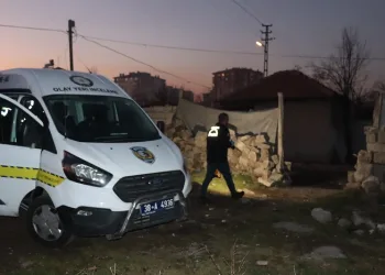 Bıçağın üzerine düşen kadın ağır yaralandı