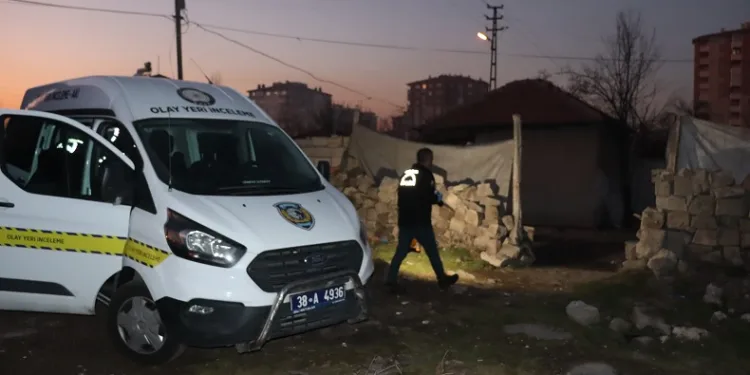 Bıçağın üzerine düşen kadın ağır yaralandı