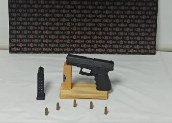 Ekiplerin durduğu araçtan ruhsatsız silah çıktı