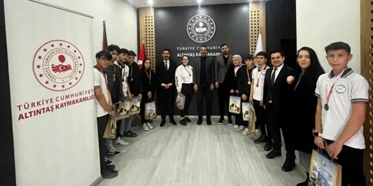 Altıntaş Kaymakamı Hüseyin Bozoğlan, spor müsabakalarında dereceye giren öğrencileri ödüllendirdi