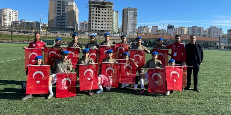 U-16 Ligi maçında futbolcular sahaya kamuflaj ile çıktı