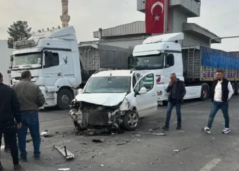 Tır ile hafif ticari araç çarpıştı