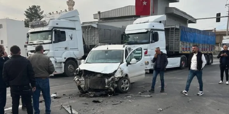 Tır ile hafif ticari araç çarpıştı