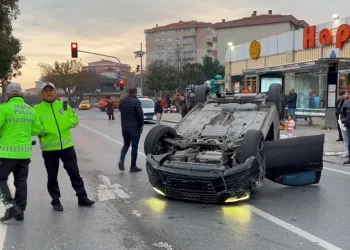 Polisten kaçan araç takla attı