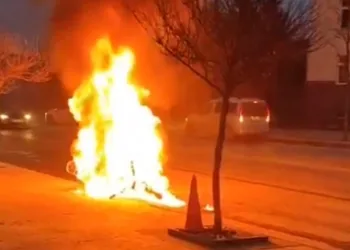 Polisin durdurduğu motosiklet alev alev yandı