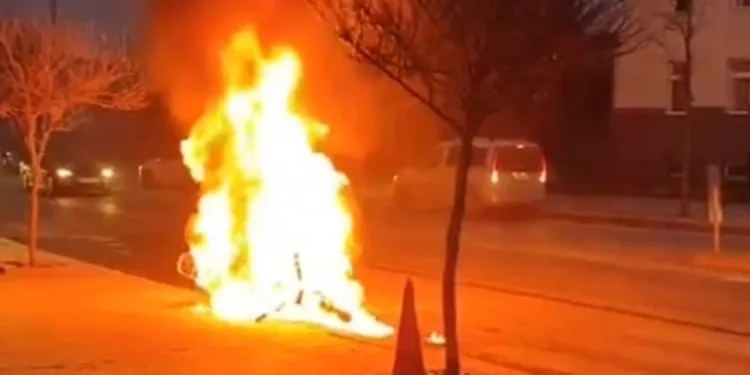 Polisin durdurduğu motosiklet alev alev yandı